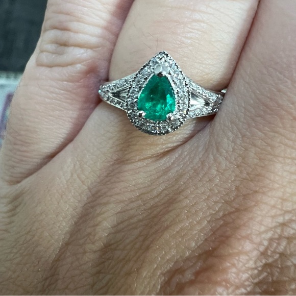 14k White Gold Diamond & Emerald Ring - Picture 4 of 7